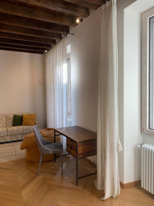 Appartamento Incantevole Nel Cuore Di Milano Bagian luar foto